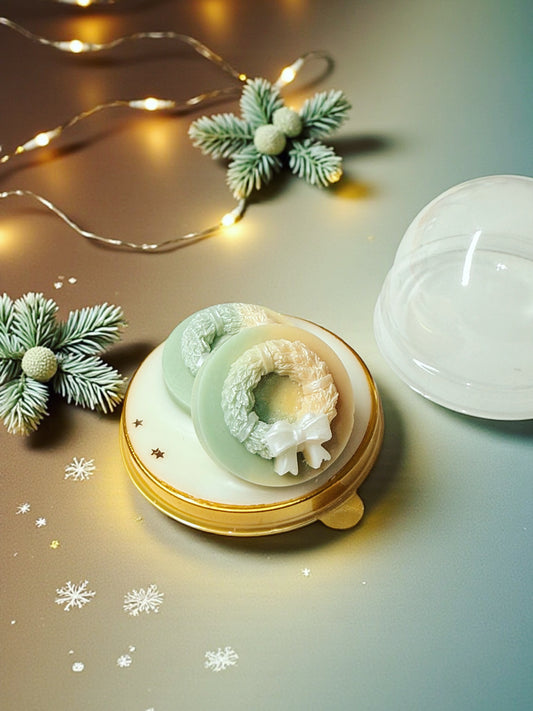 Warming Cashmere - Wreath Snowglobe
